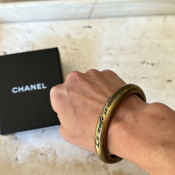 Hard to find CHANEL 2007 "La mode se démode, le style jamais" bracelet w box - Picture 4 of 10